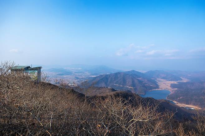 두륜산케이블카 상부역부터 전망대까지는 '두륜산 힐링로드' 산책로로 이어져있다. 주변은 백소사나무가 군락을 이루고 있다. / 양수열 영상미디어 기자