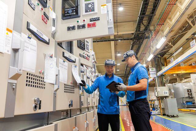 LS일렉트릭 직원들이 충북 청주사업장에서 미국 수출용으로 제작된 스마트 배전반 설비를 최종 점검하고 있다. /LS일렉트릭 제공