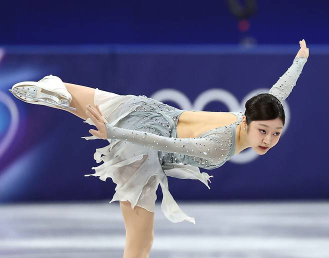 2026 밀라노·코르티나담페초 동계올림픽 개막일인 6일(현지시간) 이탈리아 밀라노 아이스스케이팅 아레나에서 열린 팀 이벤트 여자 싱글 쇼트프로그램에서 한국 신지아가 연기를 하고 있다. 연합뉴스