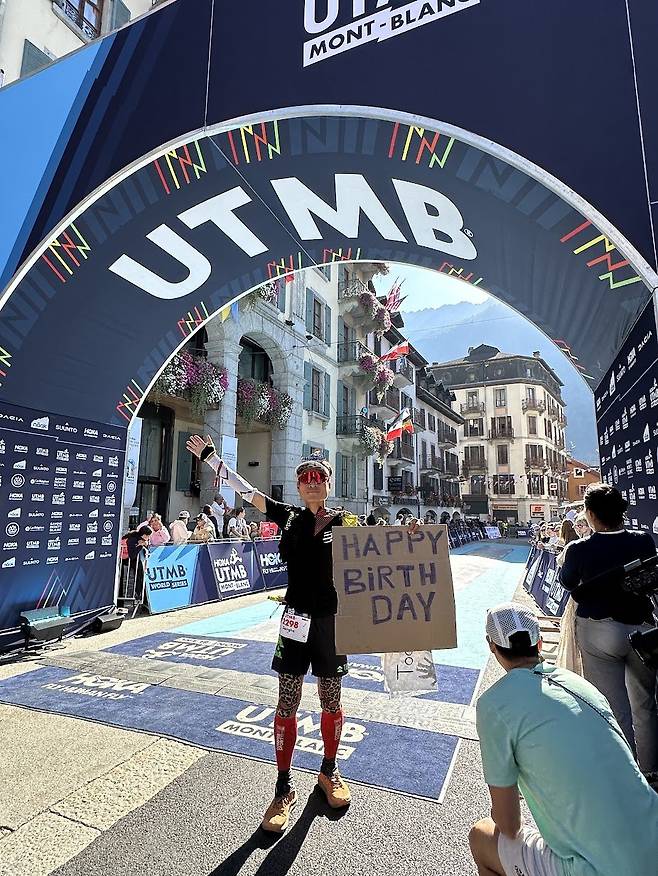 조상호 원장이 자신의 생일날인 2024년 9월 1일(한국시간) 세계 최고의 트레일러닝대회인 UTMB(울트라트레일몽블랑) 100마일을 완주한 뒤 자축 생일 축하 메시지를 들고 포즈를 취했다. 조상호 원장 제공