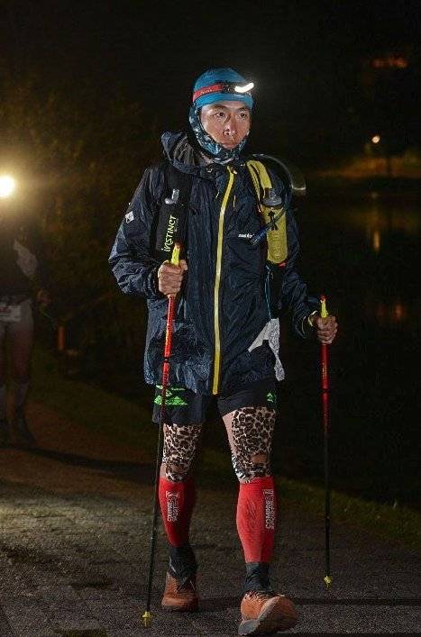 조상호 원장이 2024년 세계 최고의 트레일러닝대회인 UTMB(울트라트레일몽블랑)에서 야간에 달리고 있다. 조상호 원장 제공