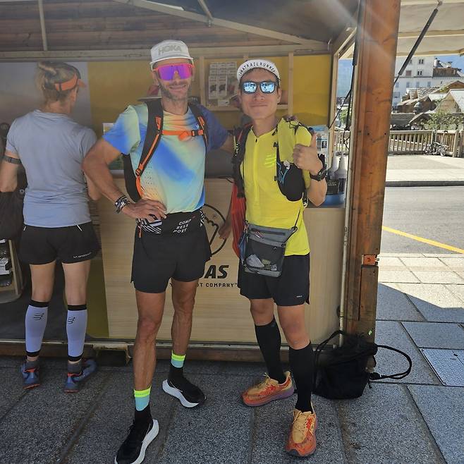 조상호 원장(오른쪽)이 한 대회에서 외국 선수를 만나 포즈를 취했다. 조상호 원장 제공