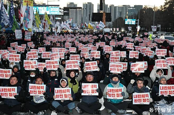 2025년 12월 3일 오후 서울 영등포구 여의도 국회대로에서 열린 민주노총 결의대회 참가자들이 구호를 외치고 있다. 동아일보 DB