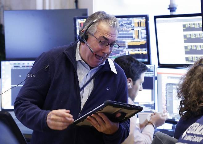 뉴욕 증시가 6일(현지시간) 엔비디아 폭등세에 힘입어 일제히 큰 폭으로 올랐다. 이날 다우존스산업평균은 사상 처음으로 5만 선을 넘어섰다. UPI 연합