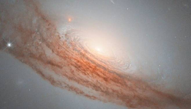 NGC 7722를 확대해 본 사진. 은하의 먼지선과 밝게 빛나는 중심부가 잘 드러난다. 미국항공우주국 제공