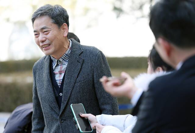 곽상도 전 국민의힘 의원이 6일 서울 서초구 서울중앙지방법원에서 열린 1심 선고를 마친 뒤 입장을 밝히며 미소를 짓고 있다. 이날 법원은 ‘대장동 50억 클럽’ 관련 범죄 수익을 은닉한 혐의를 받는 곽 의원에 대한 공소를 기각했다. 연합뉴스