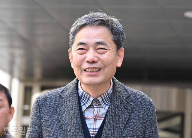 곽상도 전 국민의힘 의원이 6일 서울 서초구 서울중앙지법에서 열린 범죄수익은닉규제법 위반 등 혐의 1심 선고 공판 후 법원을 나서며 취재진의 질문에 답하고 있다. 강예진 기자