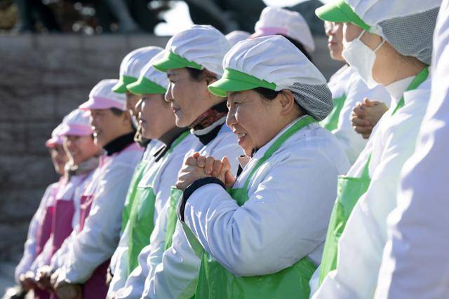 지난달 29일 서울 여의도 국회 본청 앞 계단에서 열린 학교급식법 개정 환영 기자회견에서 학교 급식노동자들이 법안 통과 소식에 기뻐하고 있다. 뉴스1