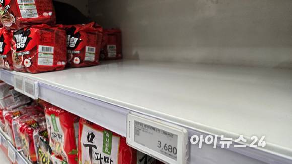 서울의 한 홈플러스 라면 매대에 일부 상품이 비어있는 모습. [사진=아이뉴스24 DB]