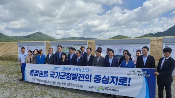 김경수 지방시대위원장과 충청권 민주당 의원들이 20일 세종시에 있는 국회세종의사당 예정부지를 방문해 연내 세종의사당과 대통령 세종집무실 설계공모가 시작된다고 설명했다. 연합뉴스