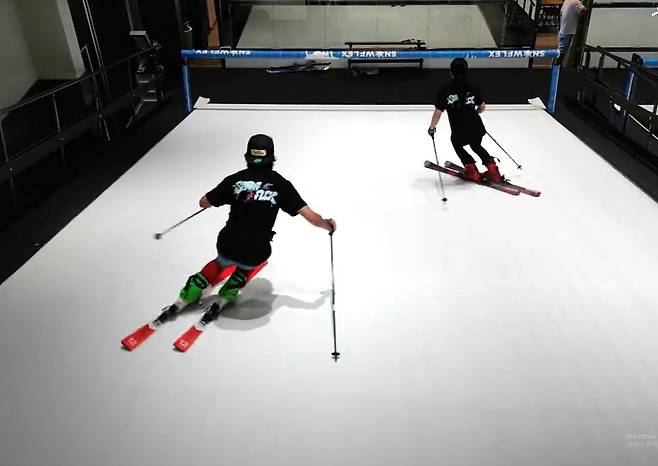 시민들이 스노우플렉스에서 실내 스키를 즐기고 있다. [사진 스노우플렉스 홈페이지]