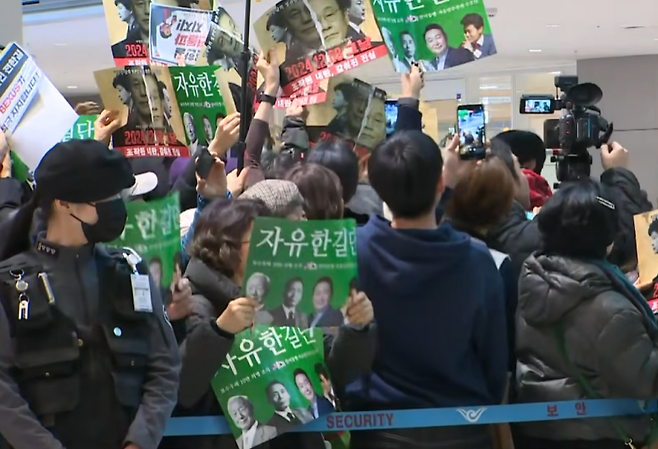 ▲ 공항에 전한길 씨 지지자가 들고나온 '자유한길단' 손팻말 [채널A 유튜브 캡처]