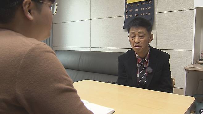 전봉수 씨가 취재진과 인터뷰하고 있다