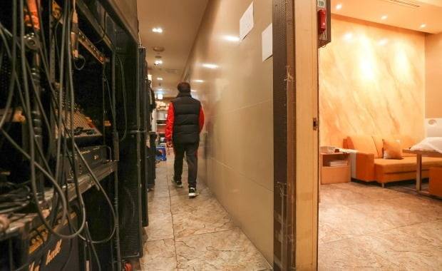 썰렁한 한 유흥주점 모습