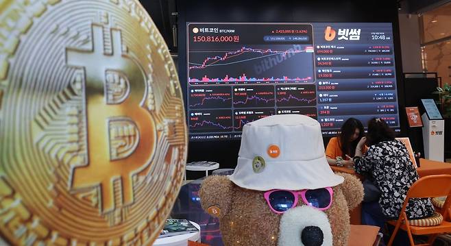 서울 강남구 서초구 빗썸라운지 강남본점 전광판에 비트코인 거래 가격이 표시되고 있다. 사진=김범준 기자