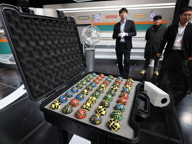 ** 이제 줄 설 필요 없다! 📱 다음 주부터 로또 모바일 구매 시작, 당신의 '대박 꿈'이 더 가까워진다!
**