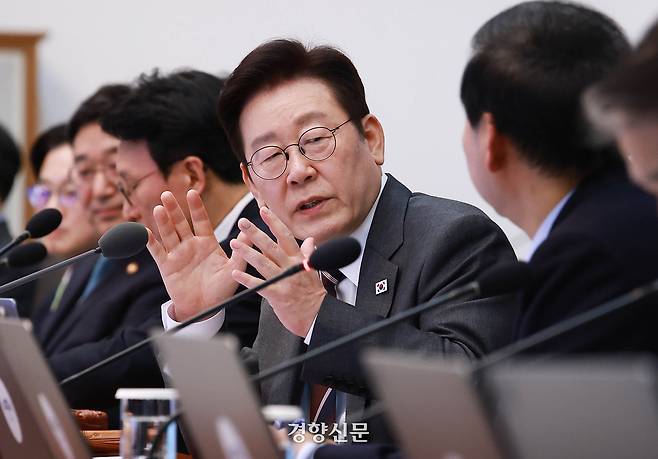 이재명 대통령이 지난 3일 청와대 본관에서 열린 제4회 국무회의에서 구윤철 부총리 겸 재경부 장관과 대화를 하고 있다. 청와대사진기자단