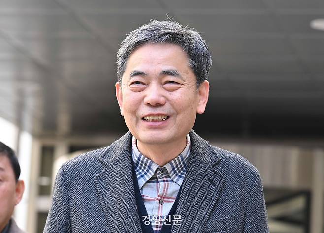 곽상도 전 국민의힘 의원이 지난 6일 서울 서초구 서울중앙지방법원에서 열린 범죄수익은닉규제법 위반 혐의 1심 선고 공판 후 법원을 나서며 취재진의 질문에 답하고 있다. 성동훈 기자