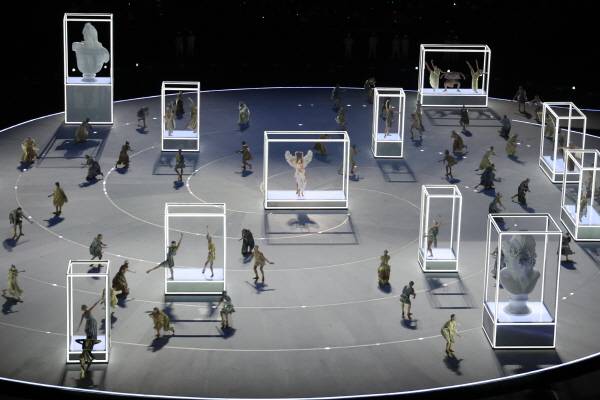 6일(현지시간) 이탈리아 밀라노 산시로 스타디움에서 열린 2026 밀라노-코르티나담페초 동계올림픽 개회식에서 아르모니아(Armonia, 조화)를 주제로 공연이 펼쳐지고 있다. 연합뉴스