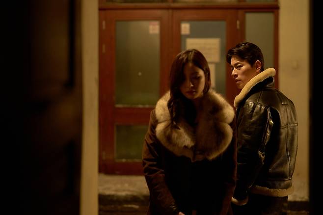 Shin Se-kyung (left) and Park Jung-min star in "Humint." (New)