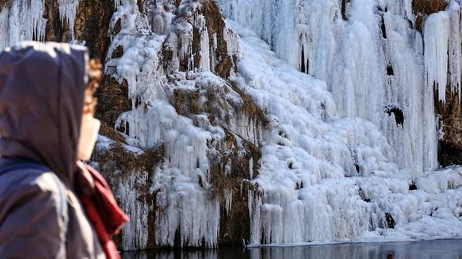 A waterfall in Seodaemun District, western Seoul, is seen frozen over as temperatures reached below minus 10 degrees Celsius (14 degrees Fahrenheit) on Feb. 6. [NEWS1]