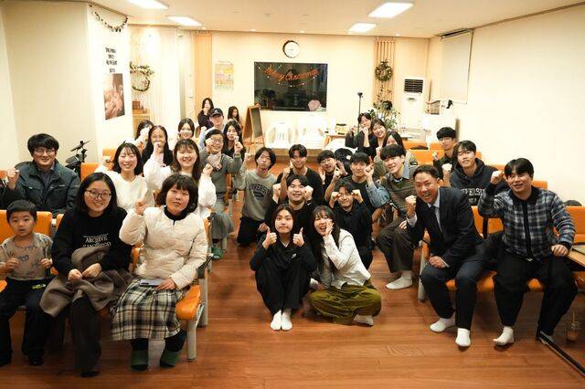 경남 진주 말씀교회에서 성도들과 함께한 모습. 진주=미션영상팀