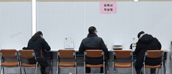 5일 인천 연수구청에서 열린 ‘2026년 제1회 일구데이’에 참석한 한 구직자가 면접 확인서를 작성하고 있다. 조병석기자