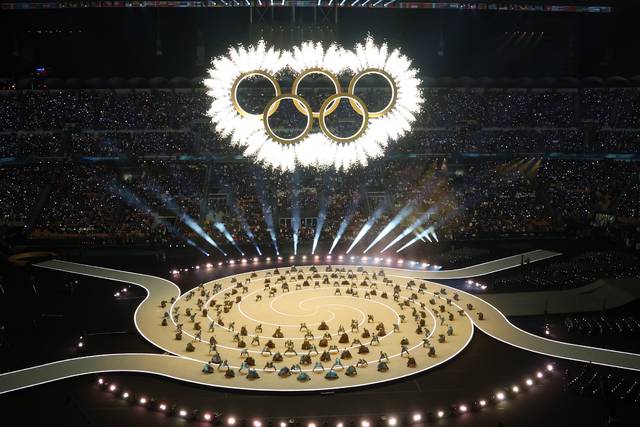 6일(현지시간) 이탈리아 밀라노 산시로 스타디움에서 열린 2026 밀라노-코르티나담페초 동계올림픽 개회식에서 화려한 공연과 함께 오륜기 엠블럼이 개회식장을 수놓고 있다. 연합뉴스