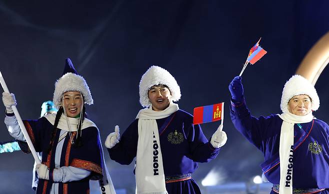 7일 올림픽 개회식에서 몽골 선수단이 단복을 입고 입장하고 있다. 이 의상은 몽골 프리미엄 브랜드 고욜이 몽골 제국 전사 의상을 형상화해 디자인했다. <로이터연합>