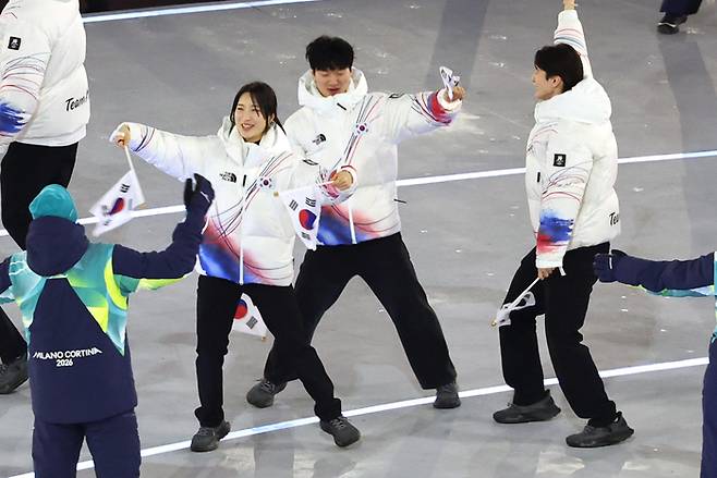 6일(현지시간) 이탈리아 밀라노 산시로 스타디움에서 열린 2026 밀라노-코르티나담페초 동계올림픽 개회식에 대한민국 선수단이 태극기 컬러를 수채화 붓터치로 표현한 단복을 입고 입장하고 있다.