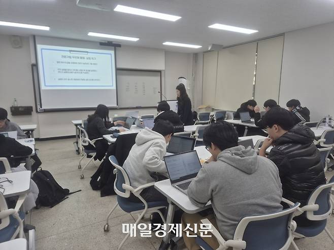 GPU를 활용한 딥러닝(CNN) 모델 개발 캠프 수업 현장. [이용익 기자]