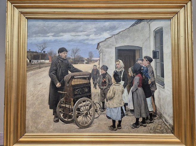 라우리츠 안데르센 링 [마을 아이들에게 연주하는 오르간 연주자], 1904 ©김슬기