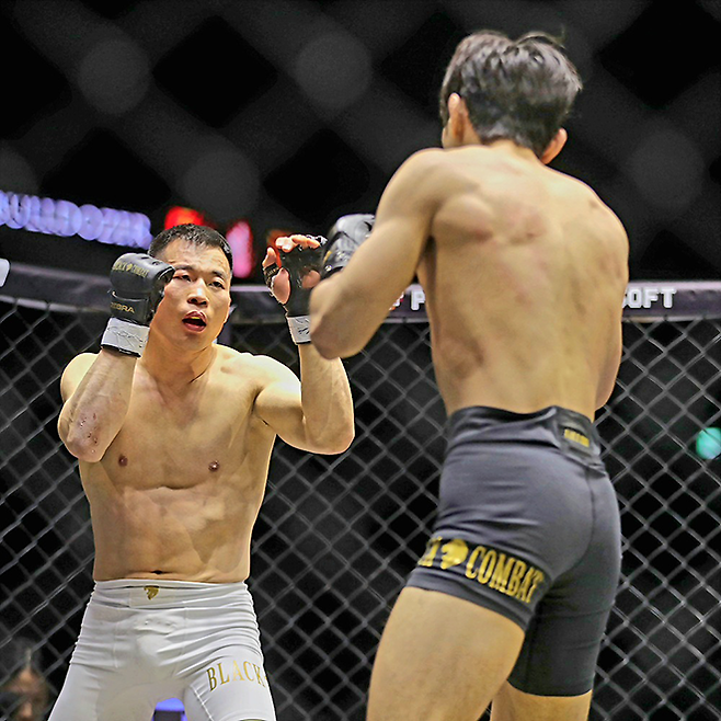 대한민국 UFC 7호 파이터 ‘코리안 불도저’ 남의철이 2026년 1월 인천광역시 영종국제도시 인스파이어 아레나 유료 관중 1만800명이 보는 가운데 종합격투기대회 블랙컴뱃 16 개막전에서 ‘붉은매’ 지혁민을 상대하고 있다. 사진=랭크파이브 이교덕 기자