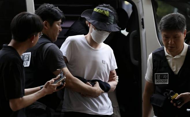 2025년 2월 7일 서울 은평구 한 아파트 정문 앞에서 같은 아파트 주민에게 약 1m 길이의 일본도를 휘둘러 살해한 30대 남성이 무기징역을 선고받았다./ 사진=뉴시스