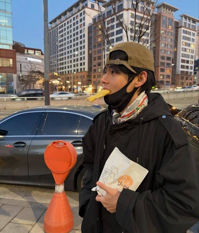 뷔가 자신의 음악 취향을 공개했다. / 뷔 SNS