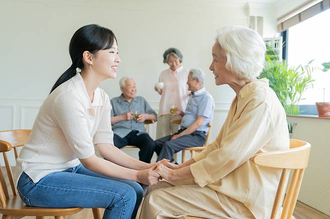 치매·간병보험 초회보험료가 2년 새 2배 가까이 불어나며 3조원대 시장이 들썩이고 있다. 치매 신약 ‘레켐비’ 출시를 계기로 보험 보장도 ‘요양’에서 ‘치료’ 중심으로 빠르게 재편되는 모습이다. [게티이미지뱅크]