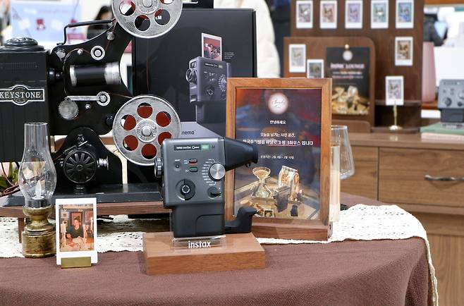 한국후지필름 ‘아날로그 핑크하우스’에 전시된 ‘인스탁스 미니 에보 시네마’. [한국후지필름 제공]