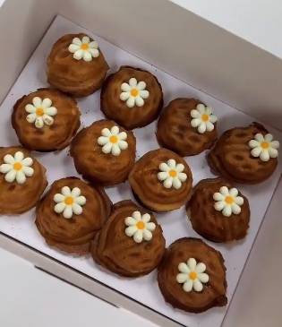 가수 지드래곤이 지난 6일 개최한 팬미팅 현장에서 팬들에게 ‘역조공’으로 제공한 호두과자. [지드래곤·부창제과 인스타그램 캡처] [X 캡처]