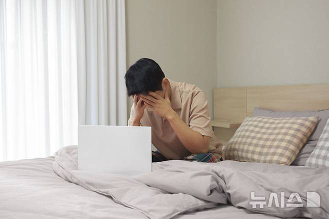 [서울=뉴시스] 만성피로증후군은 단순히 피곤한 상태를 넘어 일상생활에 심각한 지장을 줄 정도의 피로가 6개월 이상 지속되며 휴식을 취해도 회복되지 않는 것을 말한다. (사진= 유토이미지 제공)