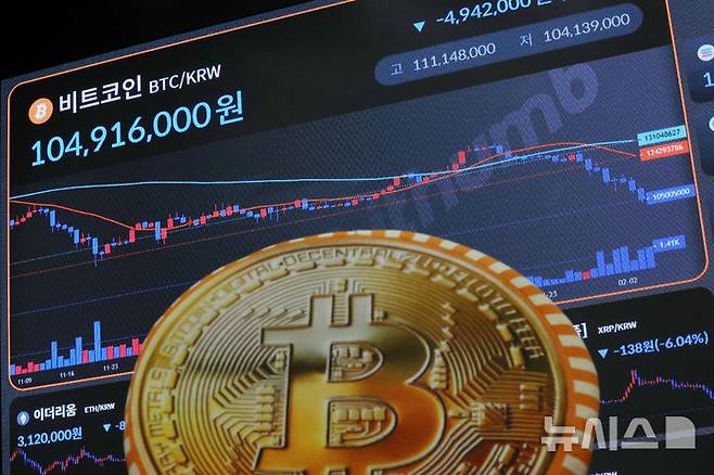 [서울=뉴시스] 조성우 기자 = 비트코인 가격이 7만1000달러 아래로 떨어진 5일 서울 강남구 빗썸라운지에 전광판에 비트코인 등 암호화폐 시세가 나오고 있다. 2026.02.05. xconfind@newsis.com
