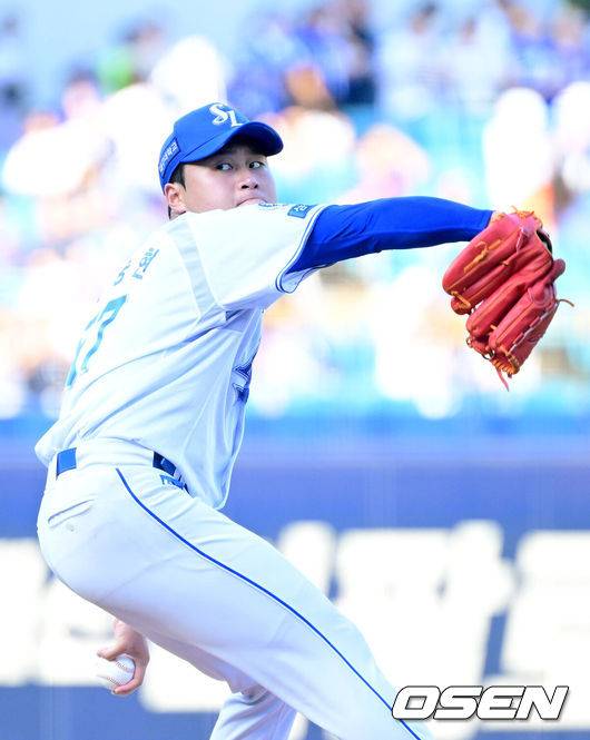 [OSEN=대구, 최규한 기자] 6일 대구삼성라이온즈파크에서 ‘2025 신한 SOL Bank KBO리그’ 삼성 라이온즈와 한화 이글스의 경기가 열렸다.홈팀 삼성은 이승현, 방문팀 한화는 문동주를 선발로 내세웠다.1회초 삼성 선발 이승현이 힘차게 공을 뿌리고 있다. 2025.09.06 / dreamer@osen.co.kr