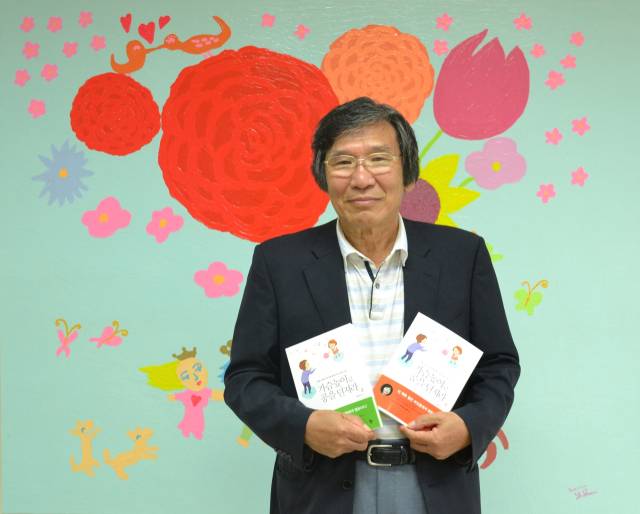 ▲ 2013년 푸르메재단을 찾아 저서 '가슴 높이로 공을 던져라'의 인세를 기부한 황보태조 선생님. ⓒ푸르메재단