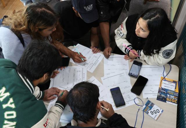 ▲6일 오후 부산 남구 동명대학교에서 외국인 유학생을 위한 글로벌채용박람회(TU Global Job Fair 2025)가 열려 참가 외국인 유학생들이 입사지원서를 적고 있다. ⓒ연합뉴스