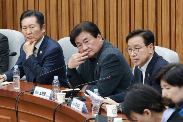 ▲더불어민주당 정청래 대표가 6일 국회에서 3선 의원들과 간담회를 하며 간담회가 비공개로 전환되기를 기다리고 있다. 왼쪽부터 정 대표, 소병훈 의원과 위성곤 의원. ⓒ연합뉴스