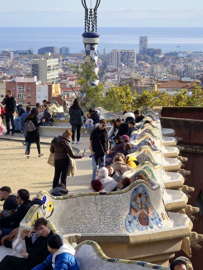 구엘공원 자연의 광장 물결 벤치.