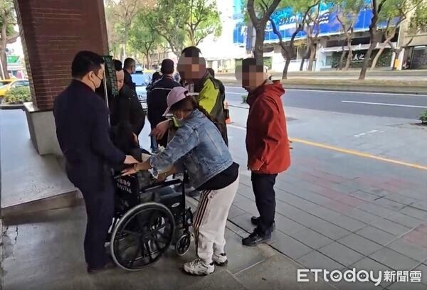 대만에서 68세 간병인이 102세 노인과 가족 몰래 혼인신고한 사실이 발각됐다. 노인의 자녀들은 간병인이 아버지의 막대한 재산을 노린다고 주장했다. 사진은 노인의 자녀들이 3일(현지시간) 타이중의 한 병원 앞에서 몸싸움 끝에 간병인과 아버지를 분리한 모습. 2026.2.5 ET투데이 캡처