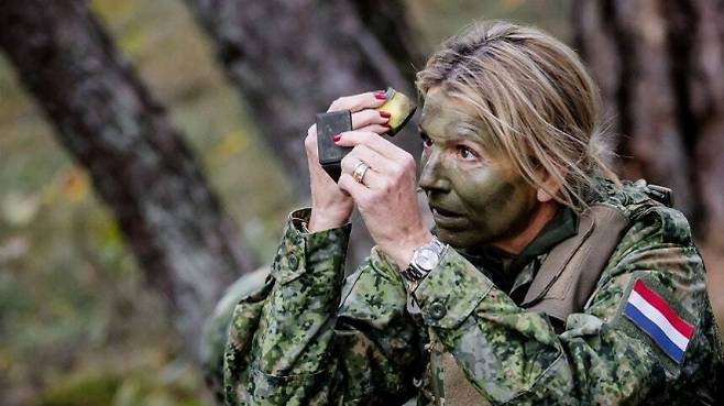 지난해 10월 왕립 헌병대 훈련에서 막시마 왕비가 얼굴에 위장 크림을 바르고 있다. 막시바 왕비 인스타그램