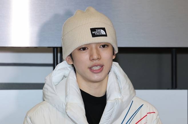 밀라도 도착해 인터뷰하는 차준환 - 2026 밀라노·코르티나담페초 동계올림픽에 출전하는 피겨스케이팅 차준환이 4일(현지시간) 이탈리아 밀라노 말펜사 국제공항으로 입국해 취재진과 인터뷰하고 있다. 2026.2.5 연합뉴스