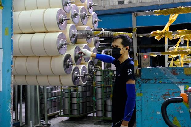 8일 경기도 시흥시 DI동일 시화공장에서 인도네시아인 수요노 씨가 작업하고 있다. 시흥=황동건 기자