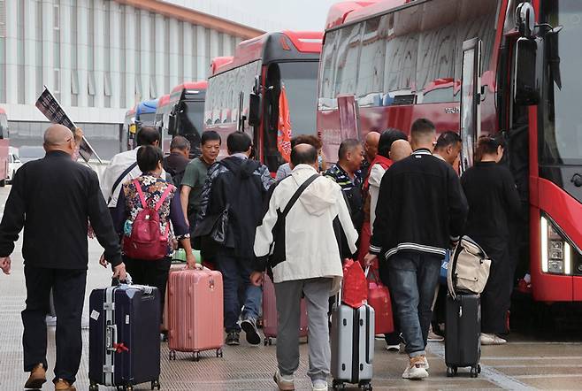 2025년 10월13일 인천 연수구 인천항 국제여객터미널을 통해 입국한 중국인 단체관광객들이 관광버스로 이동하고 있다. ⓒ연합뉴스